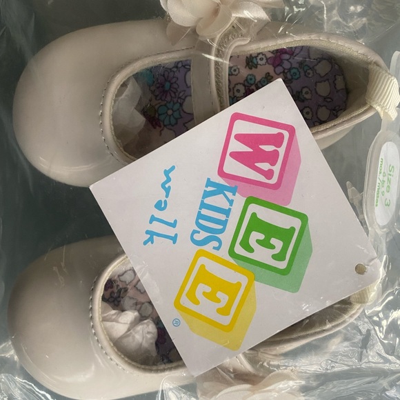 Wee Kids Shoes Infant Girls Ivory Skimmer with Flower - Picture 2 of 3